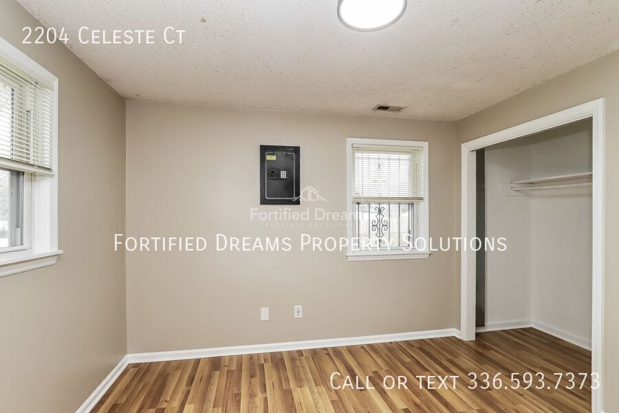 3 bedroom, 1.5 bath, brick ranch on cul-de-sac, fully fenced back yard, Greensboro property image