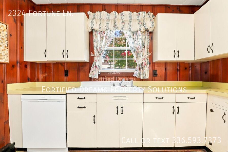 The Sunporch Bungalow – Guilford Hills, Fully Fully furnished and WIFI property image