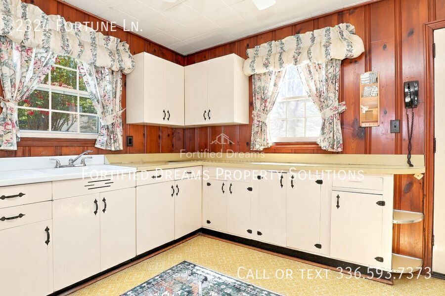 The Sunporch Bungalow – Guilford Hills, Fully Fully furnished and WIFI property image