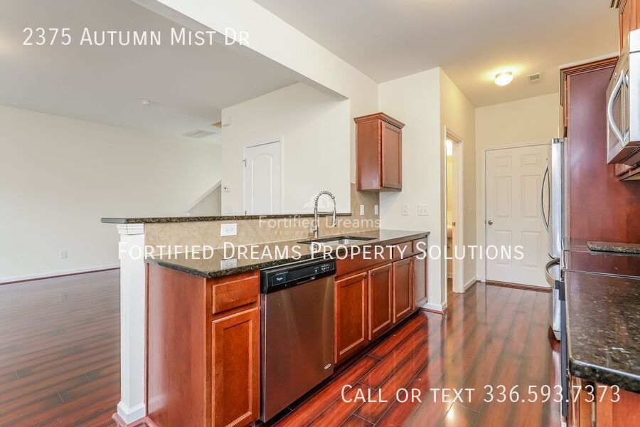3 Bed, 2.5 Bath in Hillcrest Towne Center | 2-Car Garage, Community Pool property image