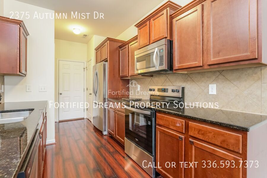 3 Bed, 2.5 Bath in Hillcrest Towne Center | 2-Car Garage, Community Pool property image