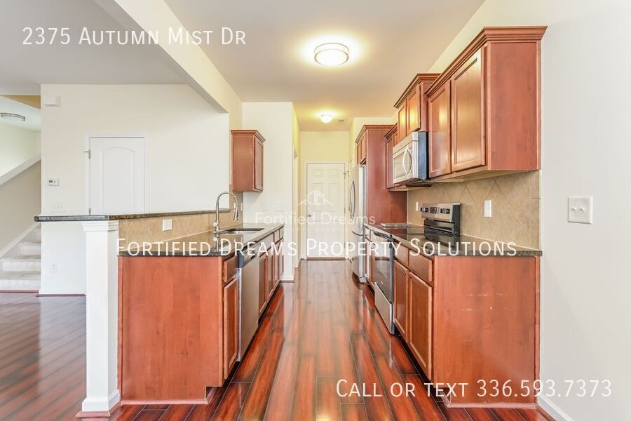 3 Bed, 2.5 Bath in Hillcrest Towne Center | 2-Car Garage, Community Pool property image