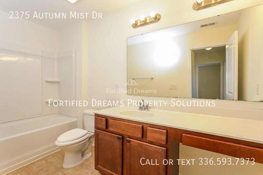 3 Bed, 2.5 Bath in Hillcrest Towne Center | 2-Car Garage, Community Pool property image
