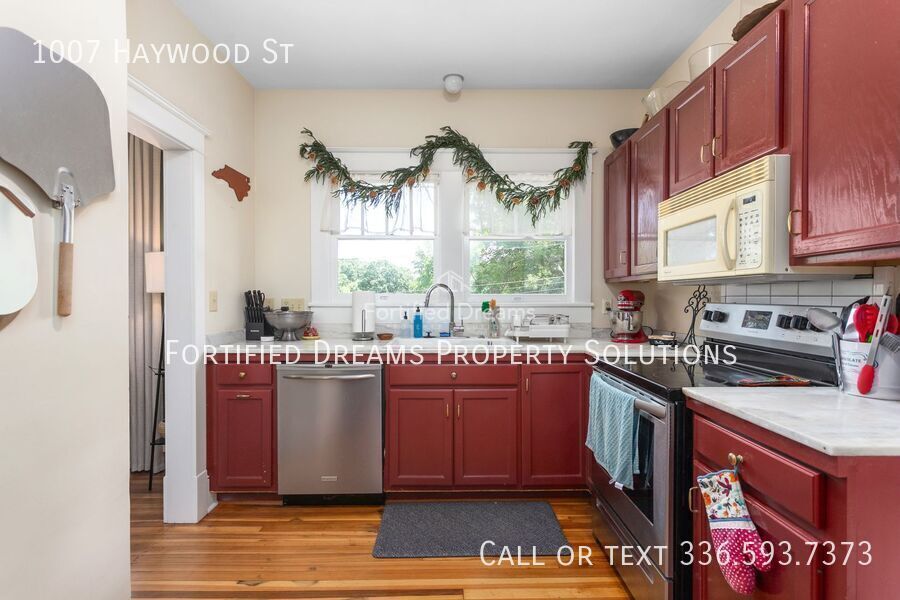 Charming Furnished Craftsman Bungalow, Rocking-Chair Porch, Near Downtown Greensboro & UNCG property image