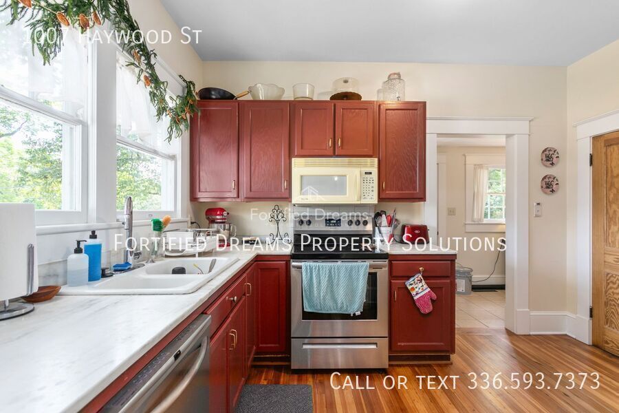 Charming Furnished Craftsman Bungalow, Rocking-Chair Porch, Near Downtown Greensboro & UNCG property image
