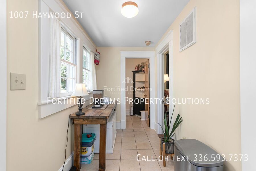 Charming Furnished Craftsman Bungalow, Rocking-Chair Porch, Near Downtown Greensboro & UNCG property image
