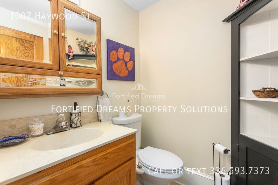 Charming Furnished Craftsman Bungalow, Rocking-Chair Porch, Near Downtown Greensboro & UNCG property image