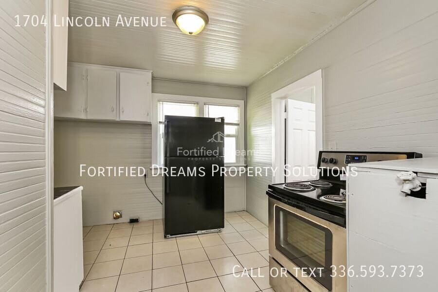 1704 Lincoln Ave | 2 Bed • 1 Bath | A House, A Yard, A Place of Your Own property image