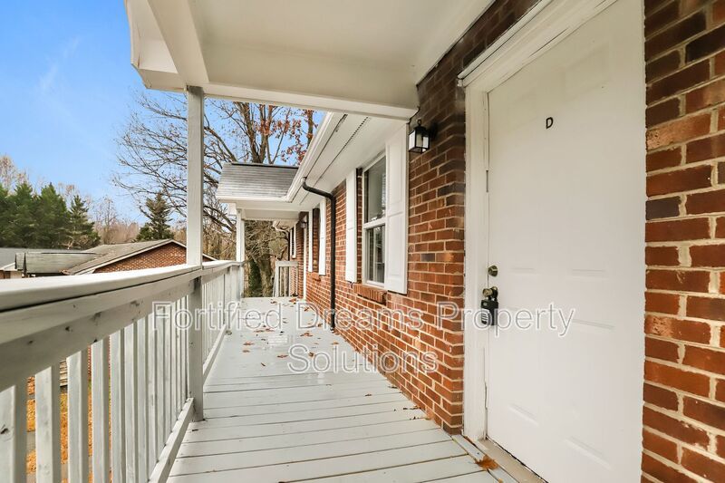 1502 Oakshire Winston Salem Unit D property image