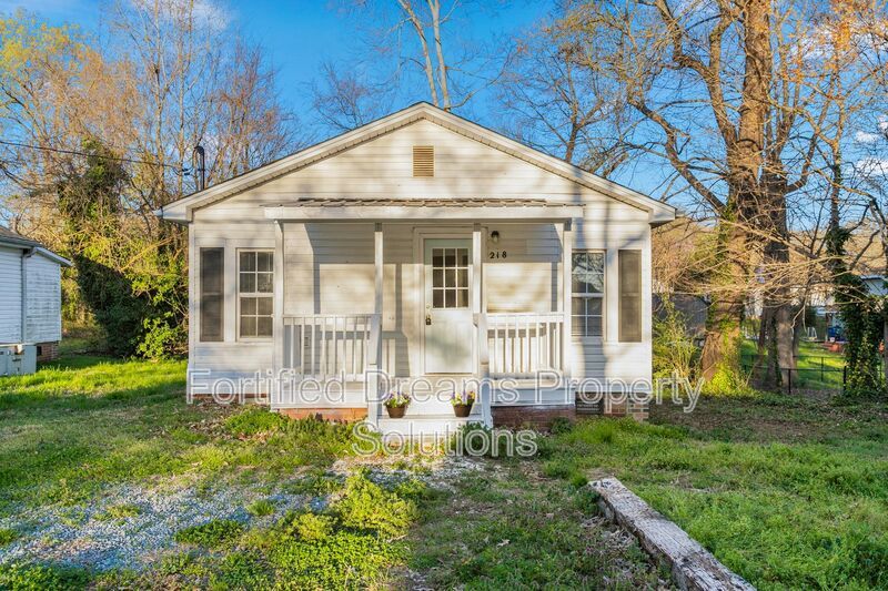 Charming 2-Bedroom Gem in Graham – Cozy 704 Sq Ft Home at 218 Walker Avenue property image