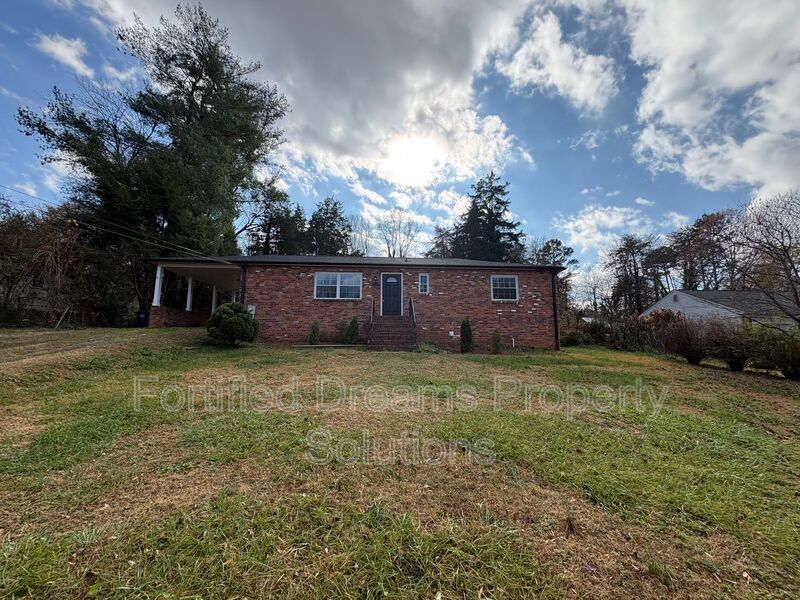 Winston Salem - Solid 3 bedroom & 2 Baths - Newly Updated! property image