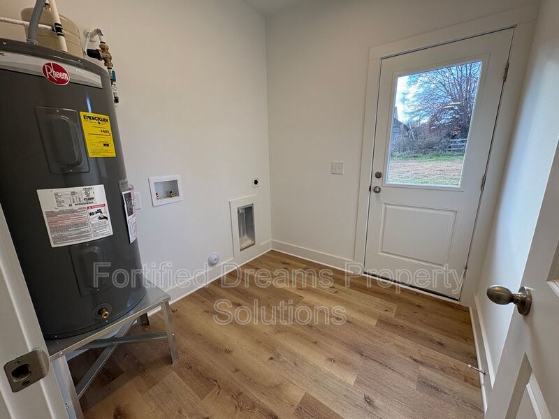 Chapel Street Treasure - 3 Bedrooms & 2 Bathrooms - Newly Updated property image