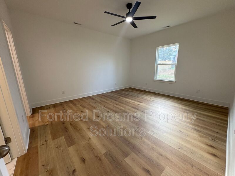 Chapel Street Treasure - 3 Bedrooms & 2 Bathrooms - Newly Updated property image