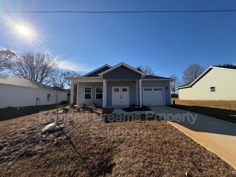 Chapel Street Treasure - 3 Bedrooms & 2 Bathrooms - Newly Updated property image