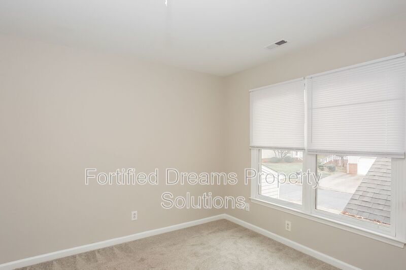 Charlotte -  3 bedroom 2.5 bath Townhome - Davis Lake Community property image