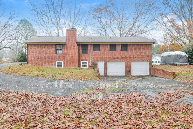 3 bed, 2 bath newly remodeled home with large basement, two car garage in Clemmons property image