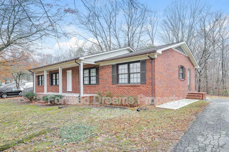 3 bed, 2 bath newly remodeled home with large basement, two car garage in Clemmons property image