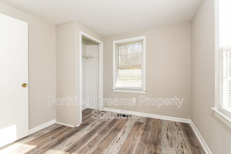 Cute 2 bed 1 bath!! Available NOW!! Accepting Housing Vouchers! property image