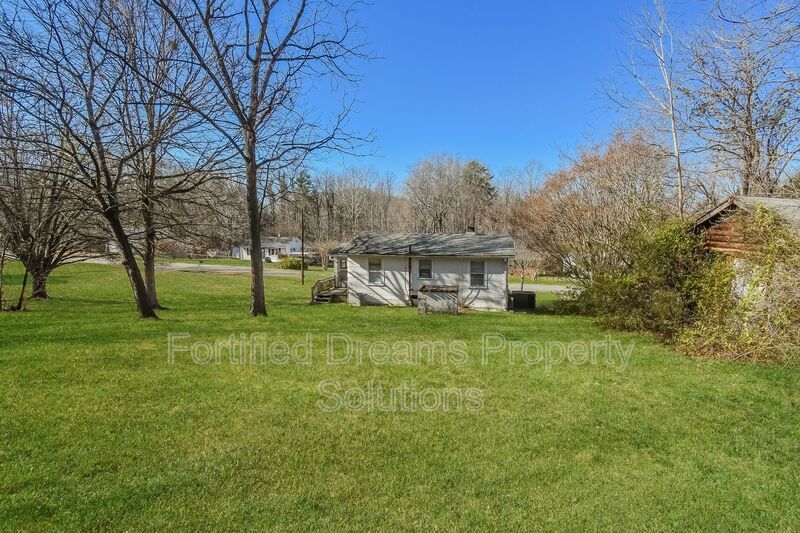 Cute 2 bed 1 bath!! Available NOW!! Accepting Housing Vouchers! property image