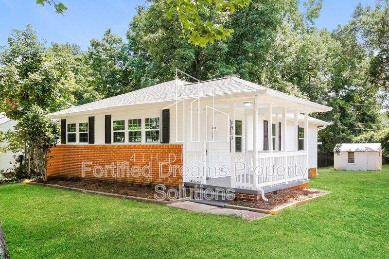 Charming 3-Bed Home - Cozy 936 Sq Ft - Covered Parking & Large Storage Shed property image