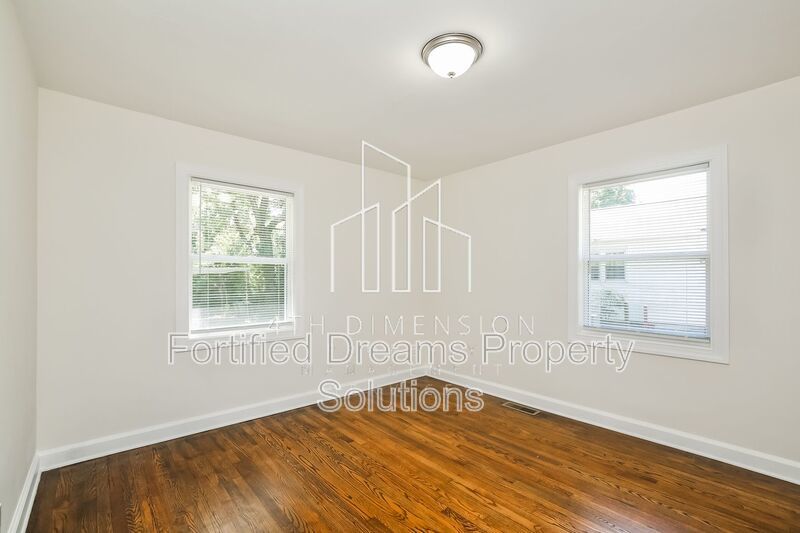 Charming 3-Bed Home - Cozy 936 Sq Ft - Covered Parking & Large Storage Shed property image