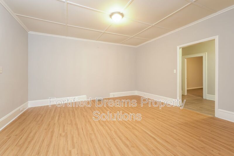 Charming 3 Bed 1 Bath Duplex Unit in Eden!! property image