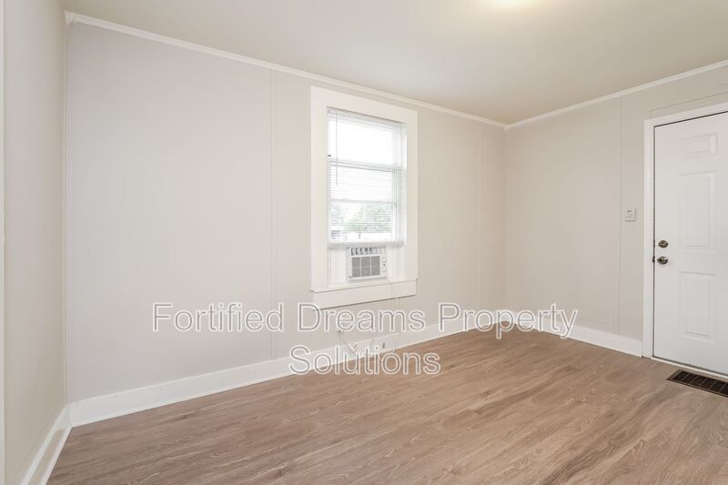 Charming 3 Bed 1 Bath Duplex Unit in Eden!! property image