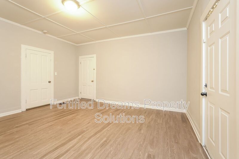 Charming 3 Bed 1 Bath Duplex Unit in Eden!! property image