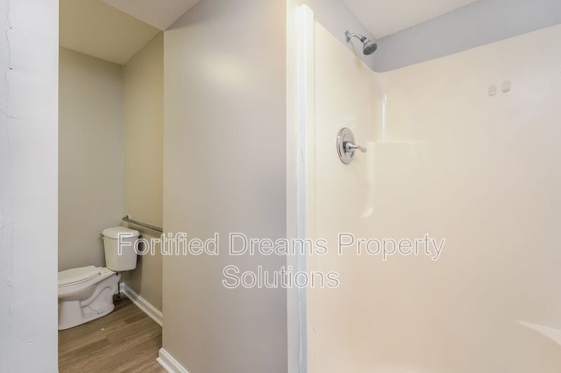 Charming 3 Bed 1 Bath Duplex Unit in Eden!! property image