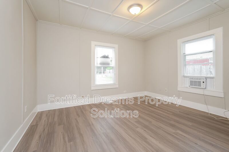Charming 3 Bed 1 Bath Duplex Unit in Eden!! property image