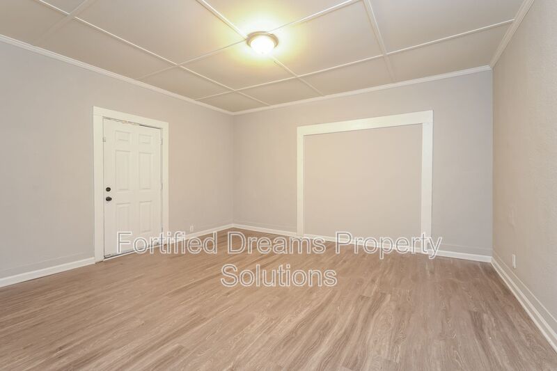 Charming 3 Bed 1 Bath Duplex Unit in Eden!! property image