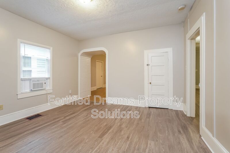 Charming 3 Bed 1 Bath Duplex Unit in Eden!! property image