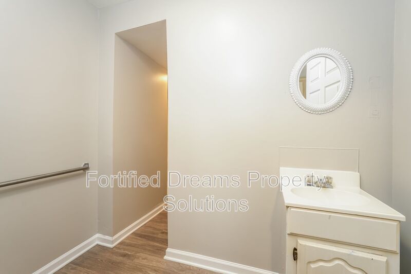 Charming 3 Bed 1 Bath Duplex Unit in Eden!! property image