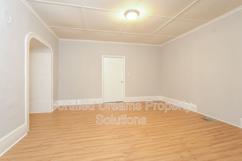 Charming 3 Bed 1 Bath Duplex Unit in Eden!! property image