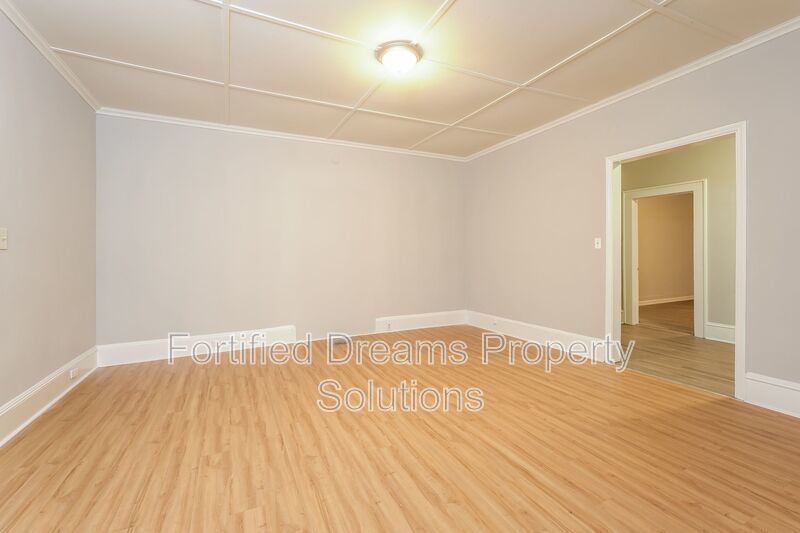 Charming 3 Bed 1 Bath Duplex Unit in Eden!! property image