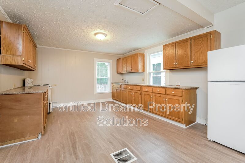 Charming 3 Bed 1 Bath Duplex Unit in Eden!! property image