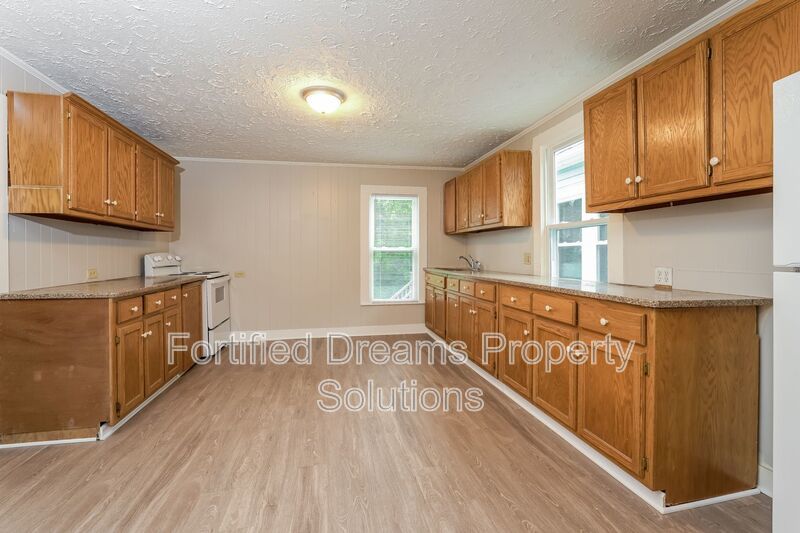 Charming 3 Bed 1 Bath Duplex Unit in Eden!! property image