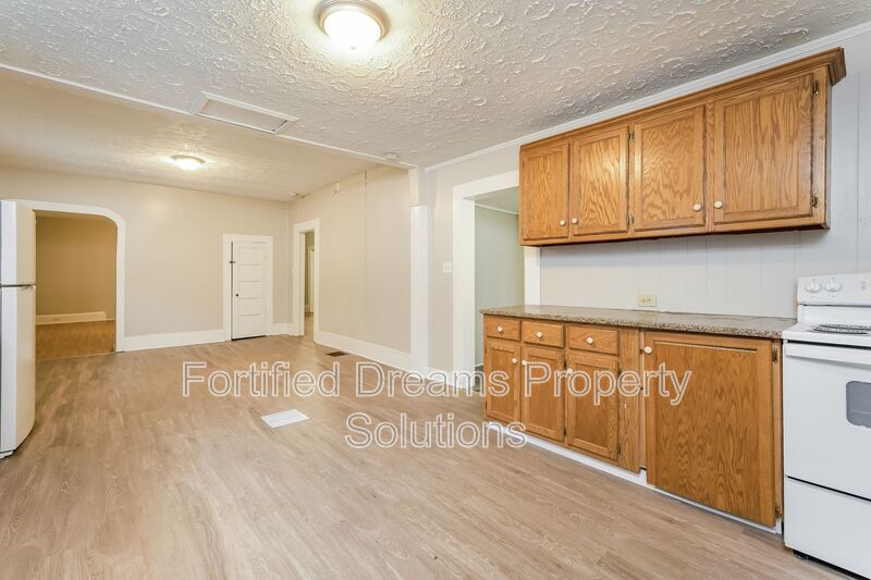 Charming 3 Bed 1 Bath Duplex Unit in Eden!! property image