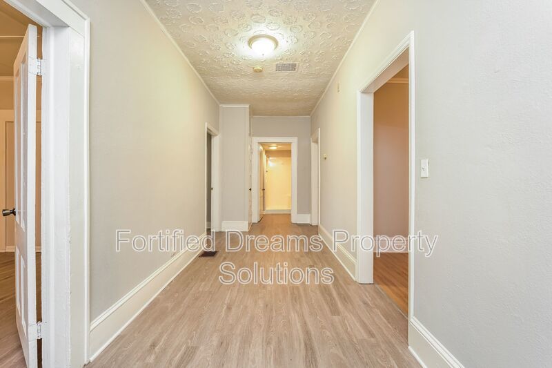 Charming 3 Bed 1 Bath Duplex Unit in Eden!! property image