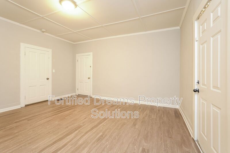 Charming 3 Bed 1 Bath Duplex Unit in Eden!! property image