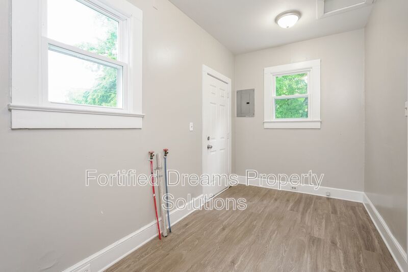 Charming 3 Bed 1 Bath Duplex Unit in Eden!! property image