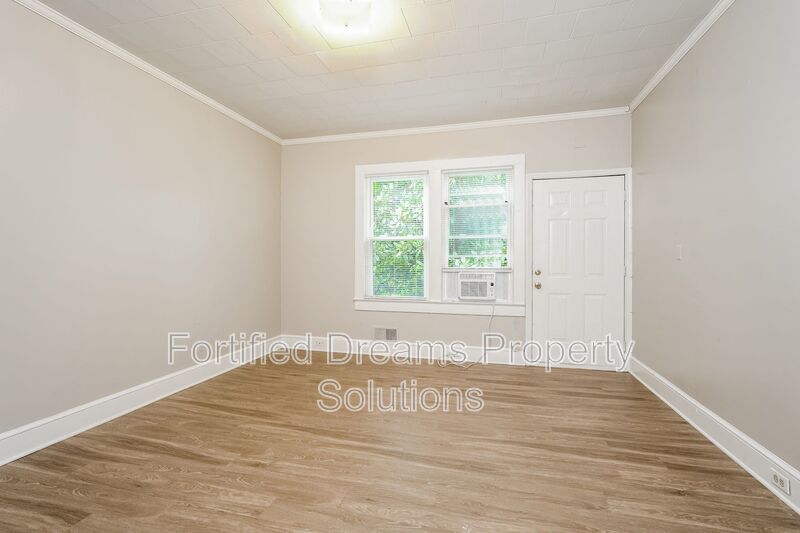 Charming 3 Bed 1 Bath Duplex Unit in Eden!! property image