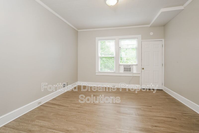 Charming 3 Bed 1 Bath Duplex Unit in Eden!! property image