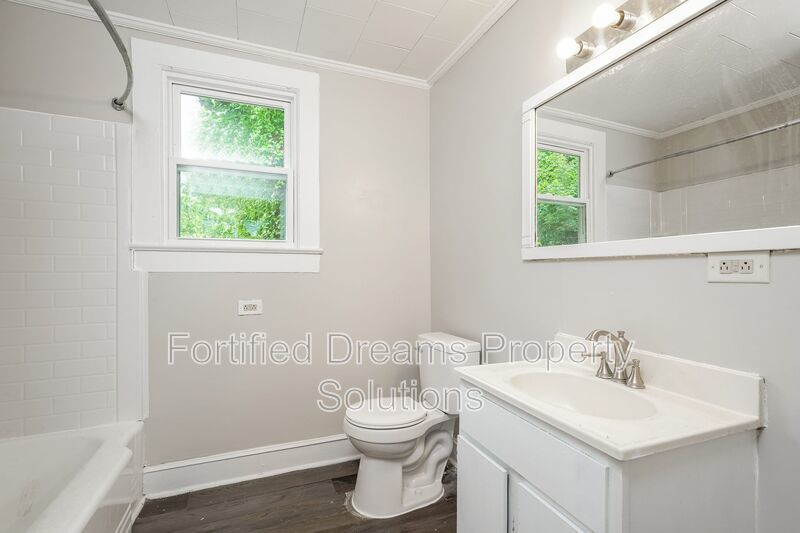 Charming 3 Bed 1 Bath Duplex Unit in Eden!! property image