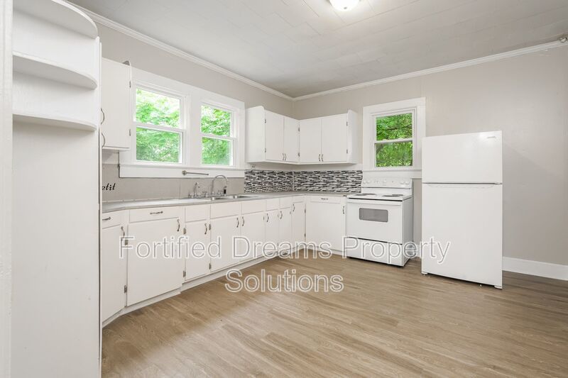Charming 3 Bed 1 Bath Duplex Unit in Eden!! property image