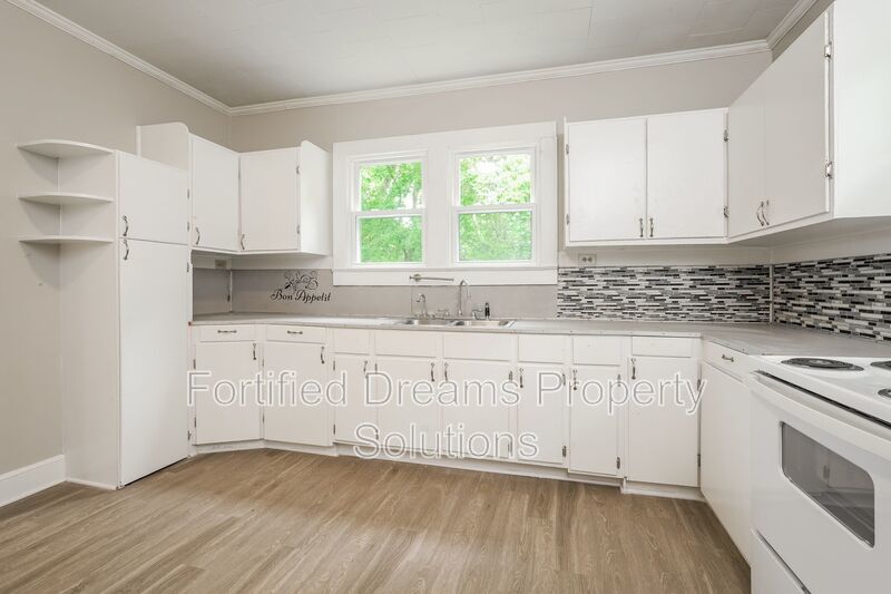 Charming 3 Bed 1 Bath Duplex Unit in Eden!! property image