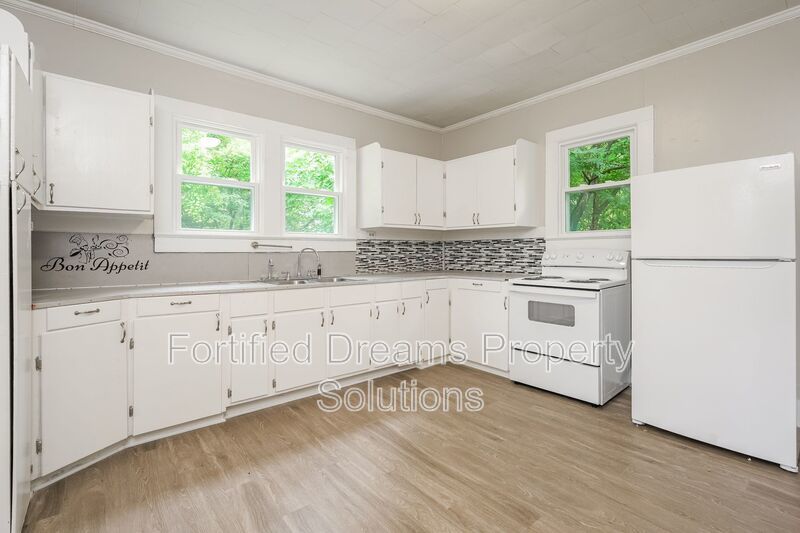 Charming 3 Bed 1 Bath Duplex Unit in Eden!! property image