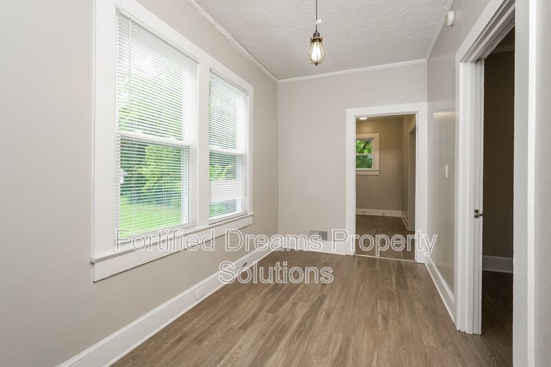 Charming 3 Bed 1 Bath Duplex Unit in Eden!! property image