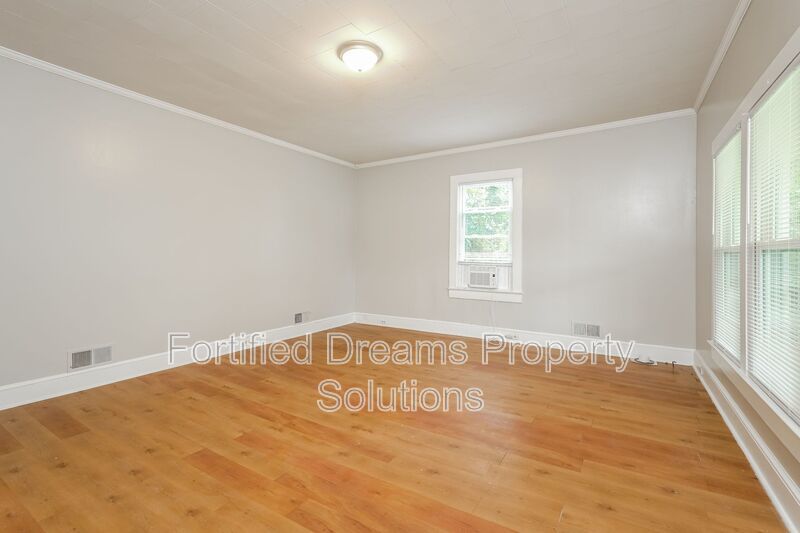 Charming 3 Bed 1 Bath Duplex Unit in Eden!! property image