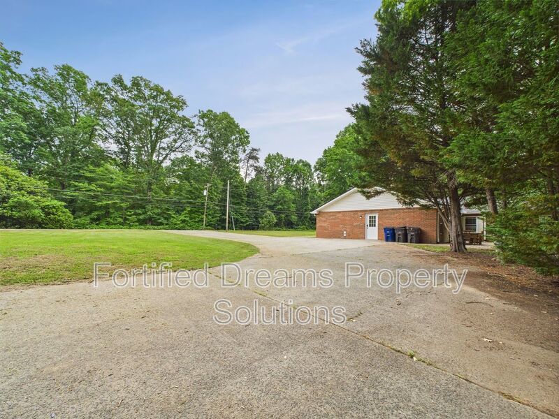 The Ransom Estate: 9BR Oasis Near WFU & Reynolda property image